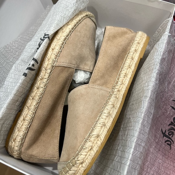 Espadrille hand stitched in Spain. - Picture 2 of 9